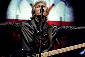 THIS JUST IN: ROGER WATERS PLAYS FENWAY PARK!